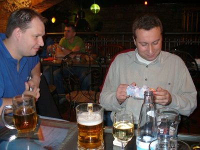 Lehátko rozbaluje svůj podárok