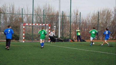 zraněné Lehátko pozoruje Poupákovu bezchybnou defenzivu