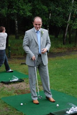 golfista Campo s všudypřítomnou cigaretkou