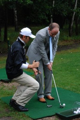 homosexuální golfový trenér věnuje Campovi speciální "péči"