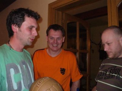 naše smrtící hroty si prohlížejí šněrovací balon