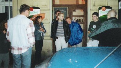 Sirkovy 20tiny zpestřené dvouma homosexuálama uprostřed fotky